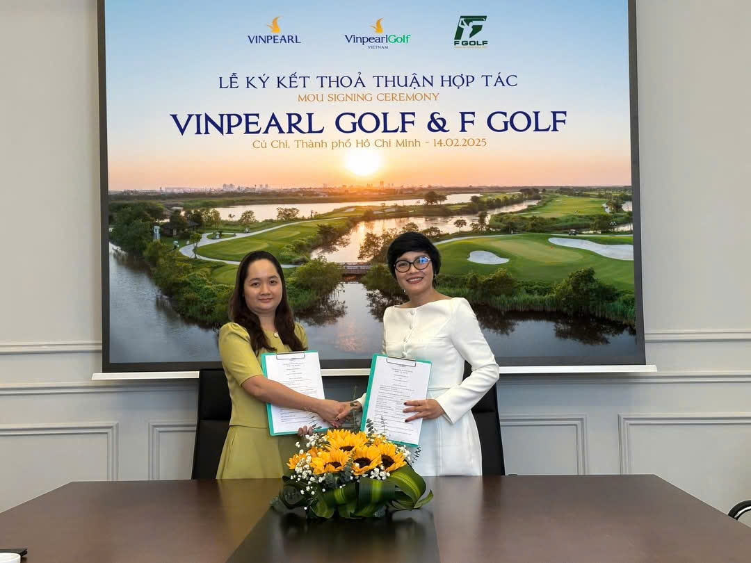 Bà Đỗ Thu Phương – Giám đốc Kinh doanh chuỗi Vinpearl Golf (phải) trong buổi ký kết cùng bà Cao Mỹ Dung – Giám đốc điều hành tổ hợp truyền thông FGOLF (trái)