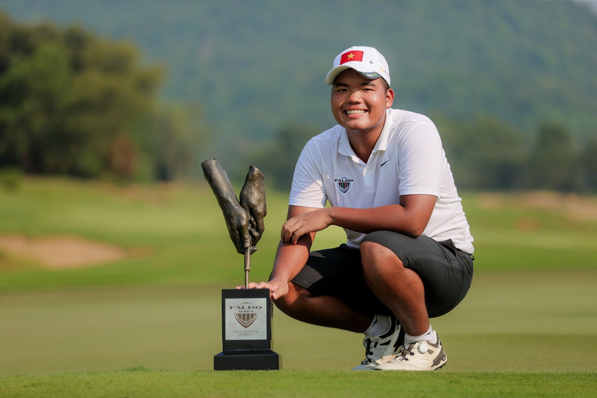 nguyen_duc_son_vo_dich-1 Nguyen_Duc_Son_vo_dich-1.jpeg (424 KB)