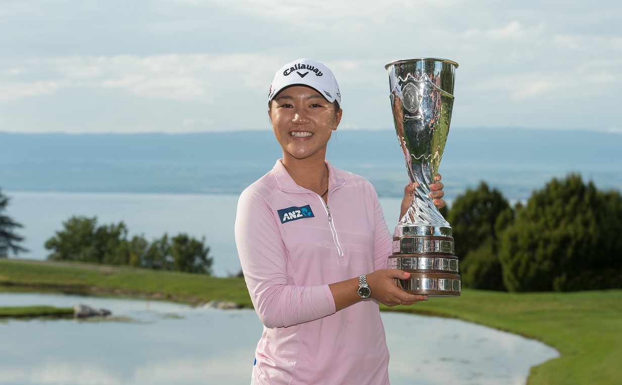 Rolex_Testimonee_Lydia_Ko_cung_chiec_cup_vo_dich_sau_khi_chien_thang_tai_Evian_Championship_nam_2015.jpg (180 KB)